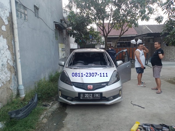 Home Service Ganti Kaca depan Original Honda Jazz 2013 di Bekasi Setu Bergaransi