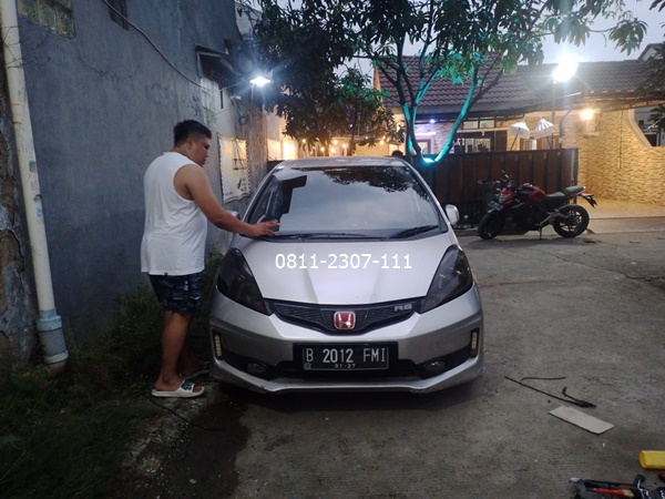 kaca depan honda jazz di bekasi cikarang