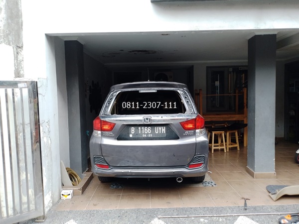 Pemasangan Kaca Belakang Original Honda Mobilio di Bekasi Cikarang Murah