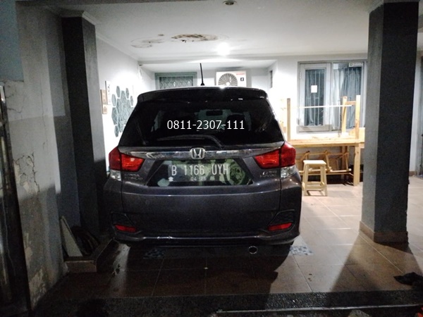 kaca belakang mobil honda mobilio di bekasi cikarang