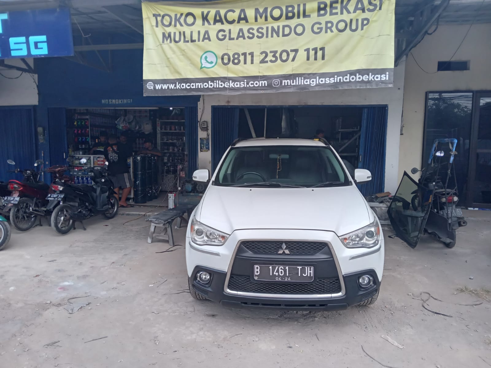 Pemasangan Kaca Depan Mitsubishi Outlander di Bekasi Cikarang Bergaransi