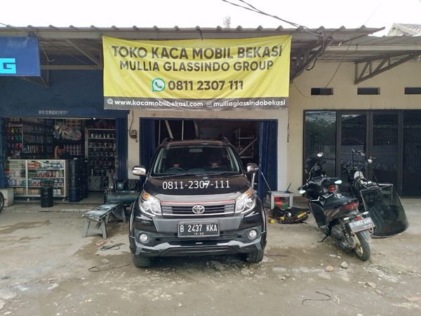 kaca depan rush terios di bekasi cikarang