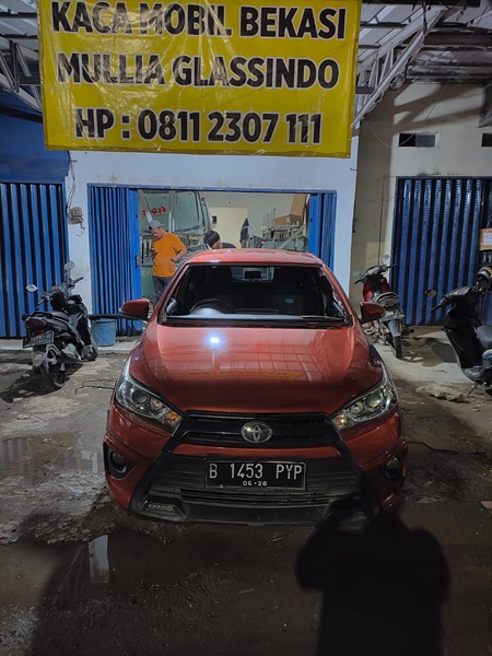 Jual dan Pasang Kaca Depan Toyota Yaris di Bekasi Murah Bergaransi